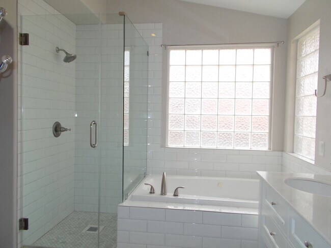 Building Photo - Spacious 4-Bedroom Home with Pool & 3-Car ...
