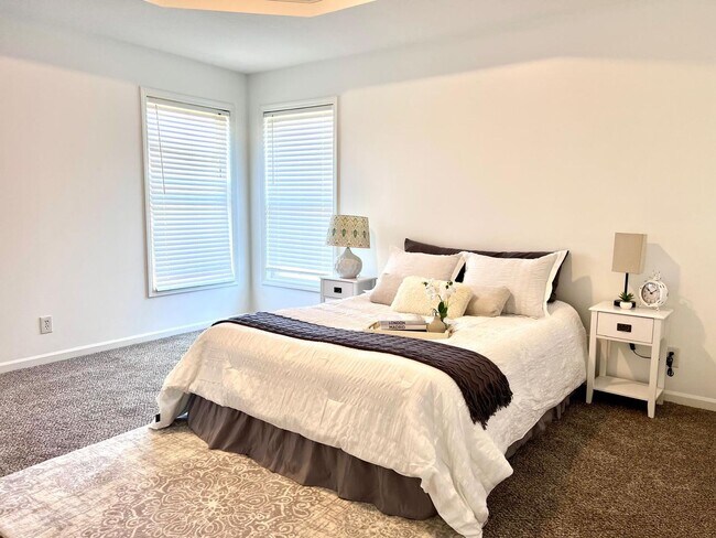 Building Photo - COMING SOON!! HUGE Northland 4 Bed 2.5 Bat...
