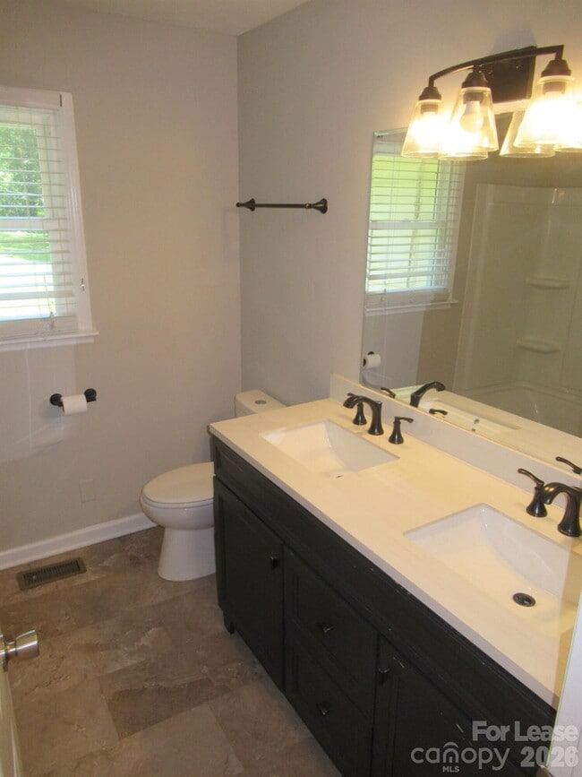 Building Photo - 208 Crescent Ct