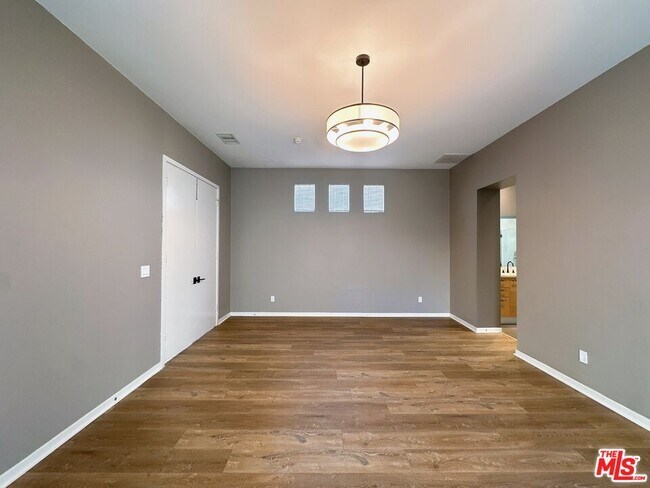 Building Photo - 6581 S Seabluff Dr