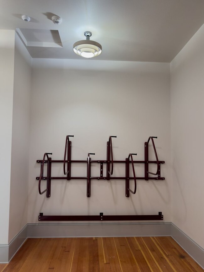 Building Photo - NEWLY RENOVATED DOWNTOWN SALEM ONE BEDROOM