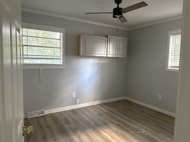 Building Photo - Nicely renovated 2 bedroom, 1 full bath duplex apt in Mauldin SC!