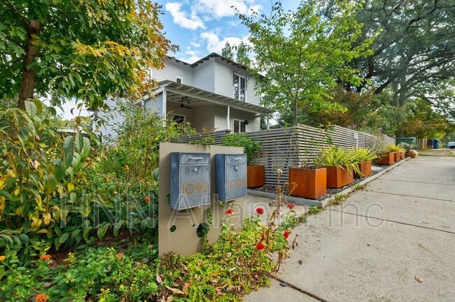 Primary Photo - 1092 Kirkwood Ave SE