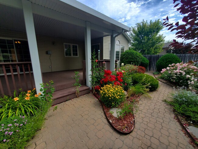 Building Photo - 920 Summerset Ct