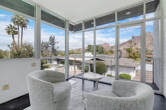 Building Photo - Mid-century modern home in Arcadia with pr...