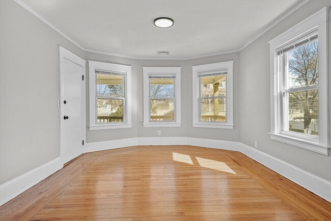 Building Photo - Completely Renovated 2 Bedroom in Elmhurst!