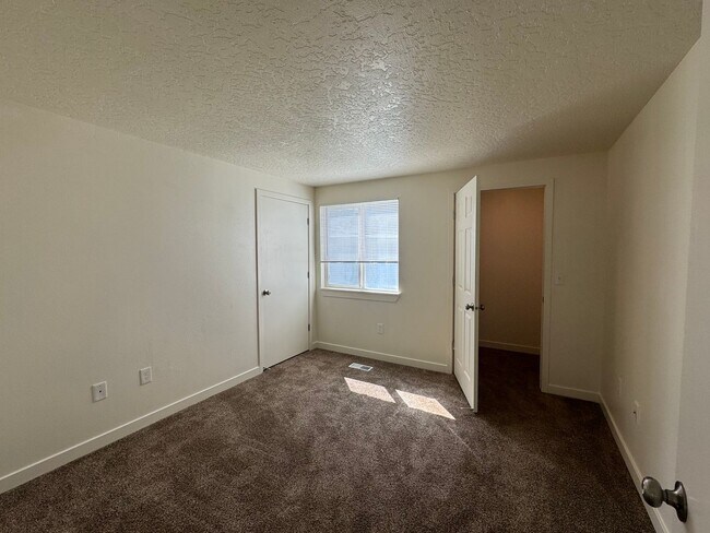 Building Photo - 3115 S Apple St