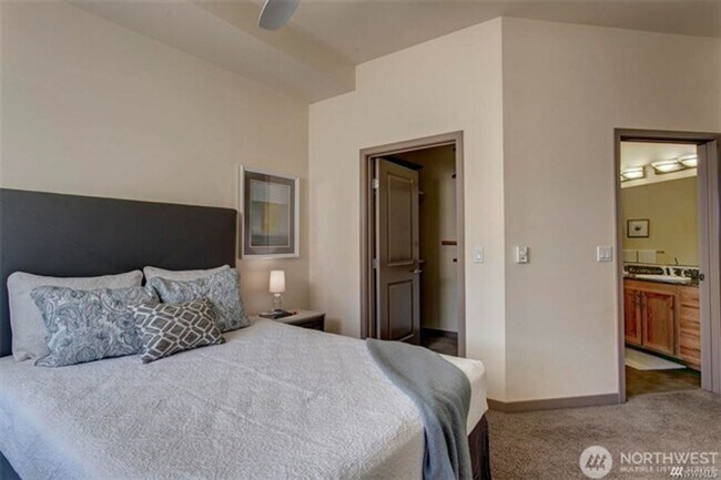 Building Photo - 2bd/1.75ba Kirkland Condo