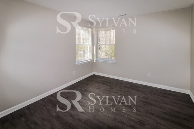 Building Photo - Easy living in this 4 BR, 2.5 BA home