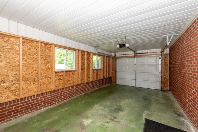 Building Photo - 2900 Troy Ave