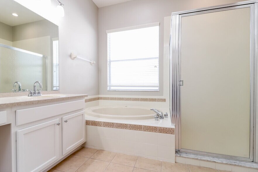 Building Photo - 16326 Laurel Garden Ct
