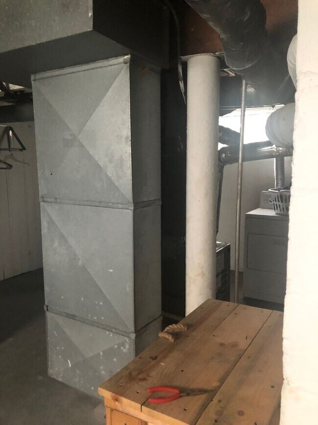 Building Photo - 2 Bedroom with Bonus Room in Basement