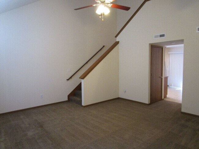 Building Photo - 707-707 Glenstone Dr