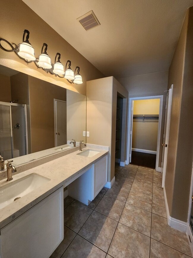 Building Photo - A Fabulous 3 Bedroom Townhome In North Las...