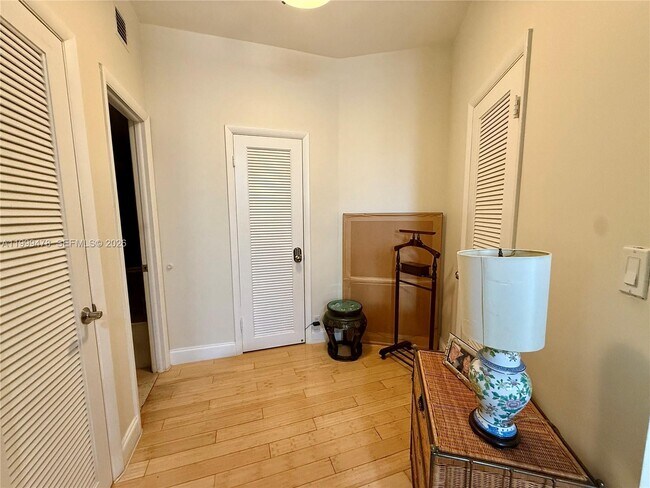 Building Photo - 1121 Crandon Blvd