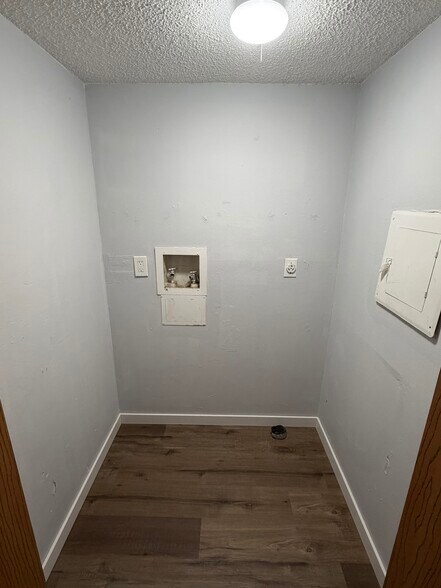 Laundry Room - 1002 Cherokee St