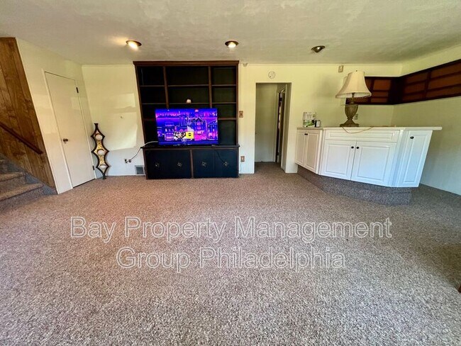 Building Photo - 303 Hedgerow Ln