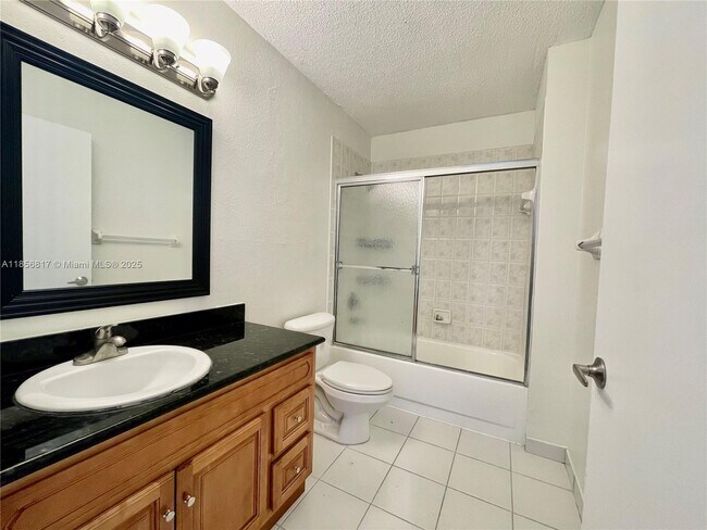 Building Photo - 2441 SW 31st Ave