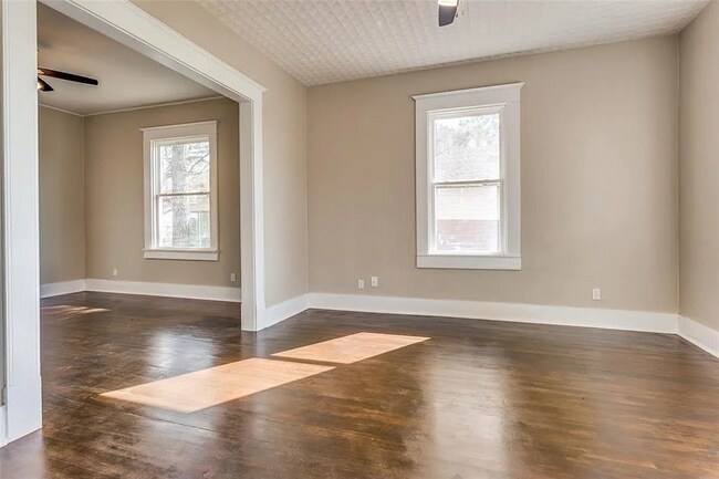 Building Photo - 423 E Sears St