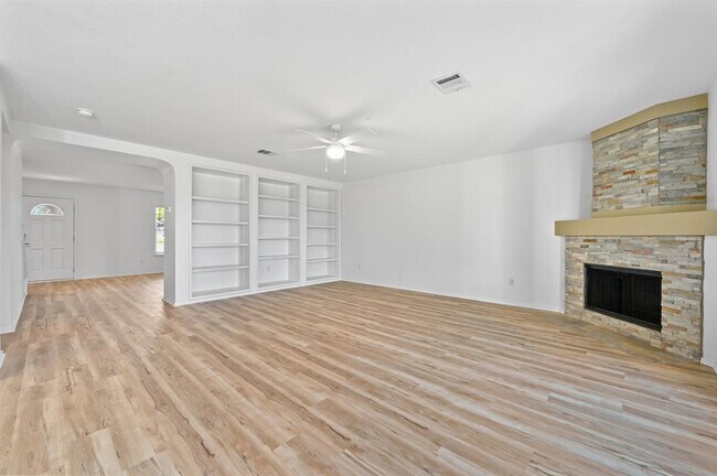 Building Photo - 2412 Regal Park Ln