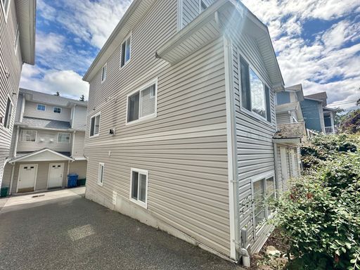 Building Photo - Lovely 3 bed Townhome near desirable Greenlake!