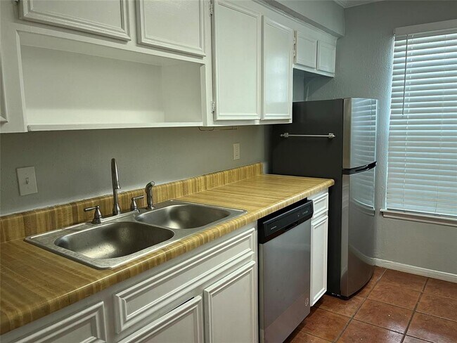 Building Photo - 1223 Augusta Dr