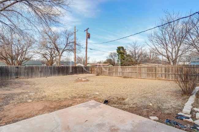 Building Photo - Large 4 bedroom, 2 bath in the Medical Dis...