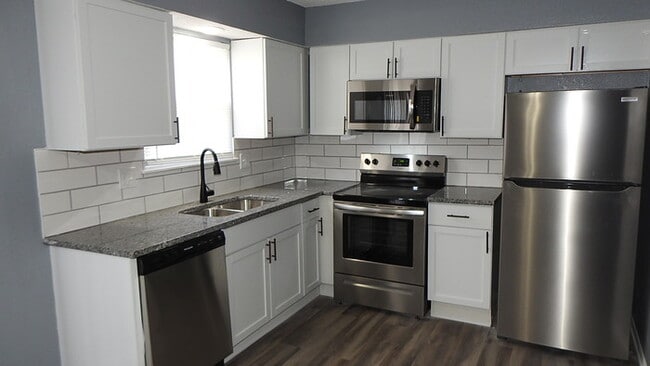 Building Photo - Blue Springs - 2 bed - 1.5 bath Townhome