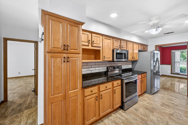 Building Photo - 1140 Troon Dr E