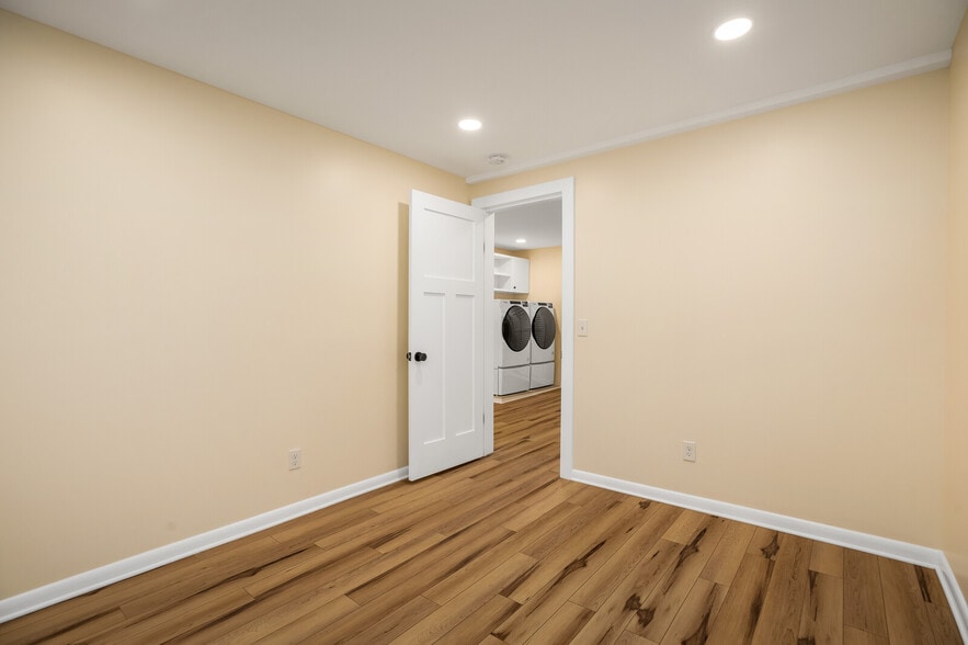 Building Photo - 2112 Sanborn Dr