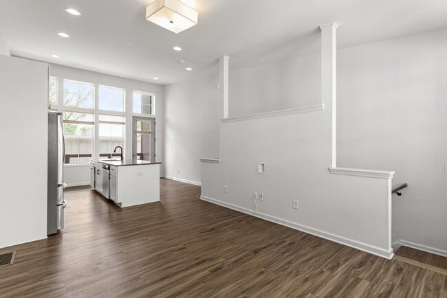 Building Photo - 916 Brees Ct