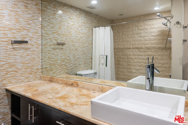 Building Photo - 2220 Ave of the Stars