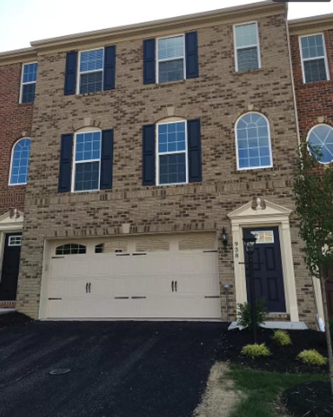 Primary Photo - Gorgeous 3 BD/ 2.5 BA Townhouse Available ...