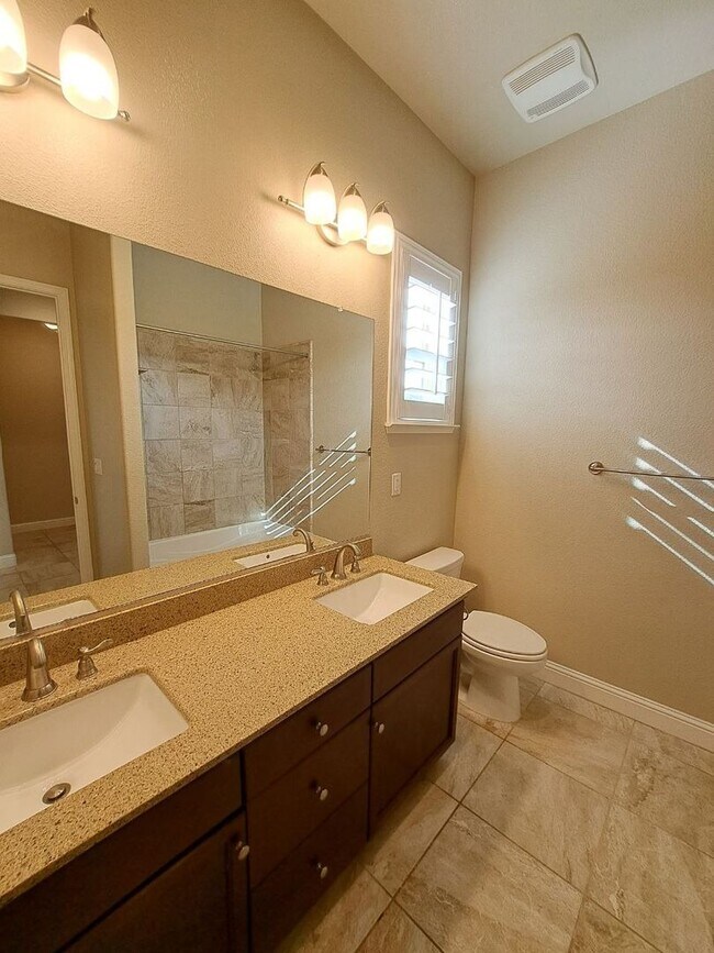 Building Photo - Beautiful 4 Bedroom Home In Clovis!