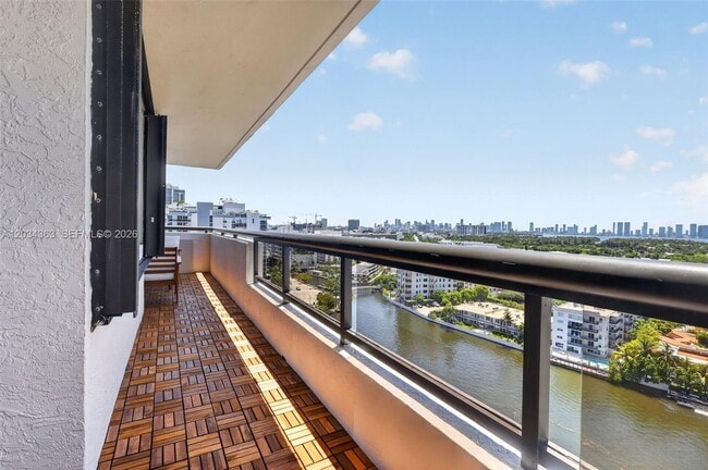 Building Photo - 2555 Collins Ave