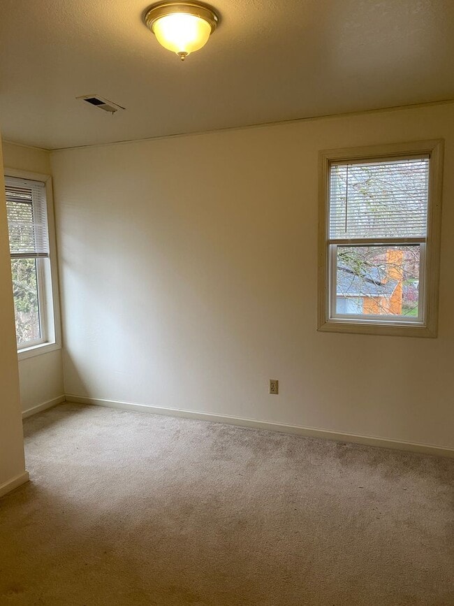 Building Photo - Spacious 4 Bedroom House in South Town!