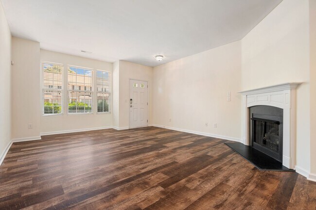 Building Photo - Excellent 2 BR Townhome close to Downtown Raleigh.  Available now!