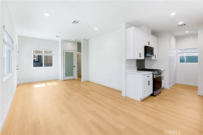 Building Photo - 4042 Somers Ave