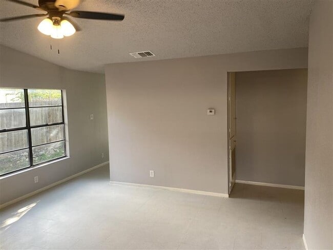 Building Photo - 2/1 duplex with covered parking