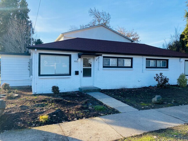 Primary Photo - Super Cute Single Level Duplex Unit