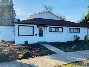Building Photo - Super Cute Single Level Duplex Unit