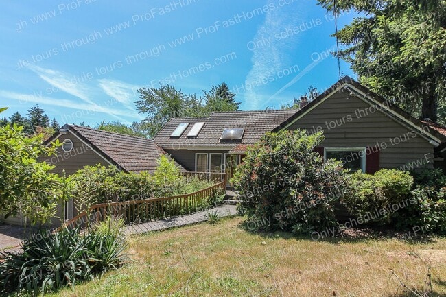 Building Photo - 7840 SW West Slope Dr