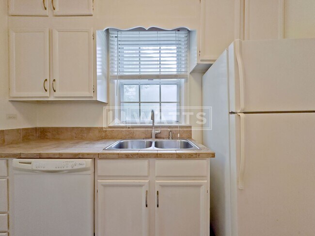 Building Photo - Charming 2BR/1BA Bungalow in Crestwood South
