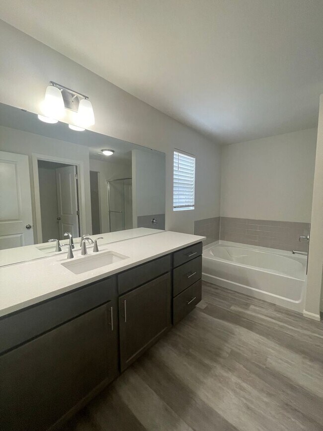 Building Photo - 4 bedrooms + BONUS ROOM And 2.5 baths Tumw...