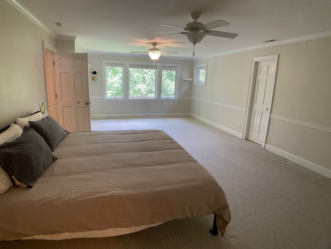 Building Photo - Executive Home in The Heart of Chapel Hill!
