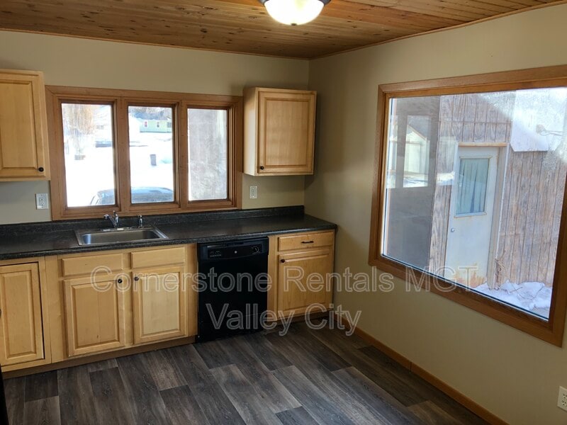 Building Photo - 424 6th Ave NE