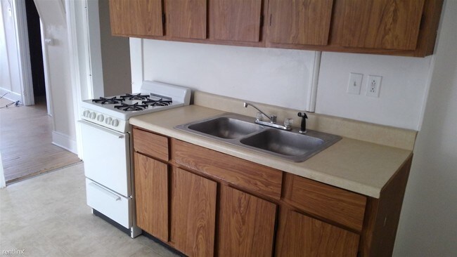 Building Photo - 1 br, 1 bath  - 120 Badger Ave Unit #7