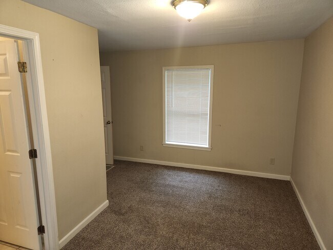 Building Photo - 930 Fremont St