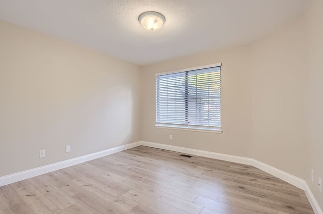 Building Photo - Newly Updated Condo in Club Terrance in Lo...