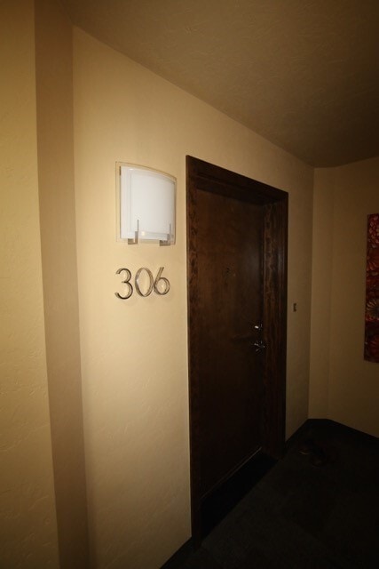 Building Photo - 2 Bedroom Condo close to Downtown!
